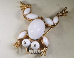 Vtg, Trifari Pat. Pend. Bug Eyed Frog Brooch White Glass Alfred Philippe Signed